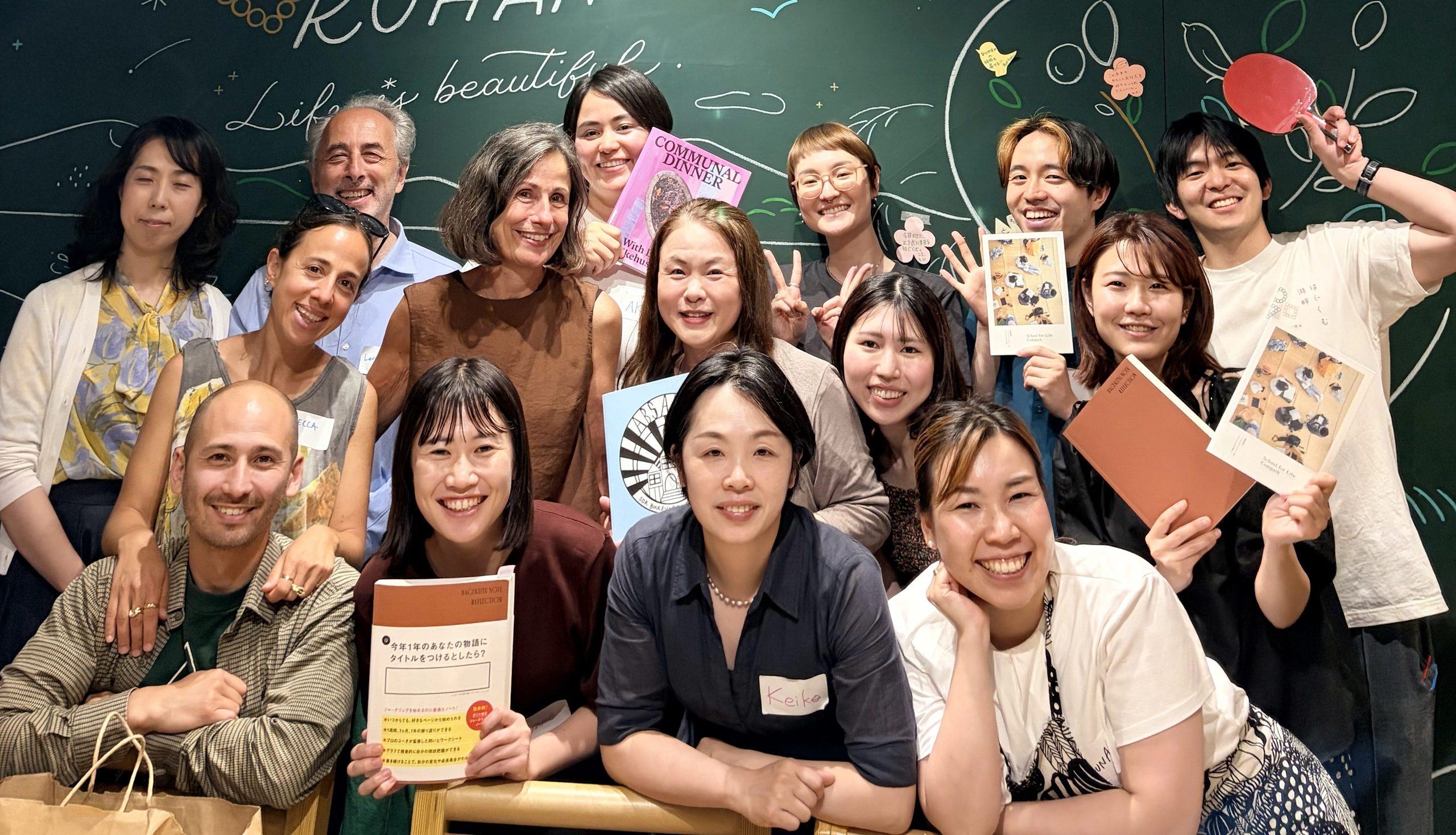 デンマークと日本の人々が食卓を囲む様子
